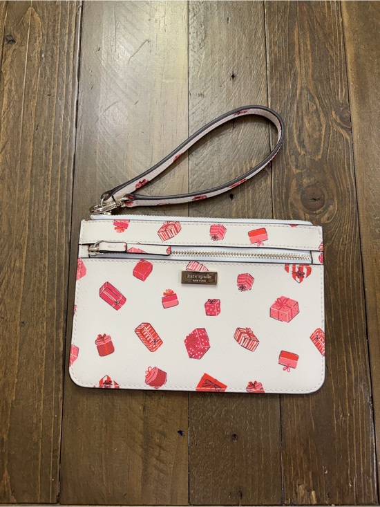 kate spade Handbags - Kate Spade Shore Street Tinie Wristlet in the Gift Box Pattern